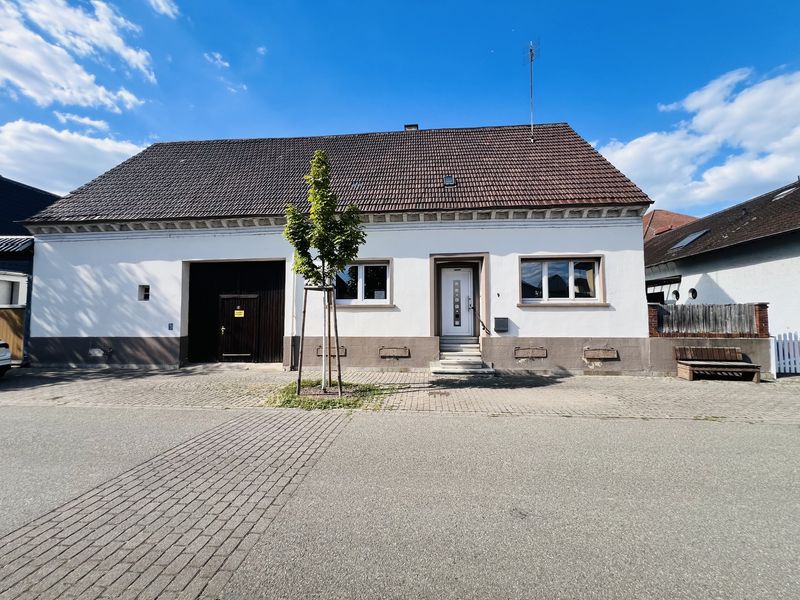 Platz für Ideen: Charmantes Sanierungsobjekt mit großem Innenhof und Nebengebäuden / Rheinhausen